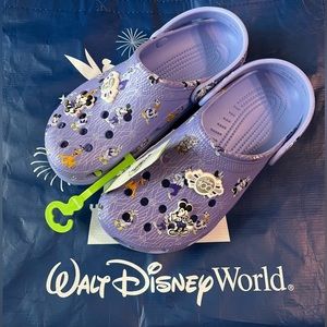 2023 DISNEY Studios 100 Years Of Wonder Platinum Celebration Crocs M9/W11 NWT